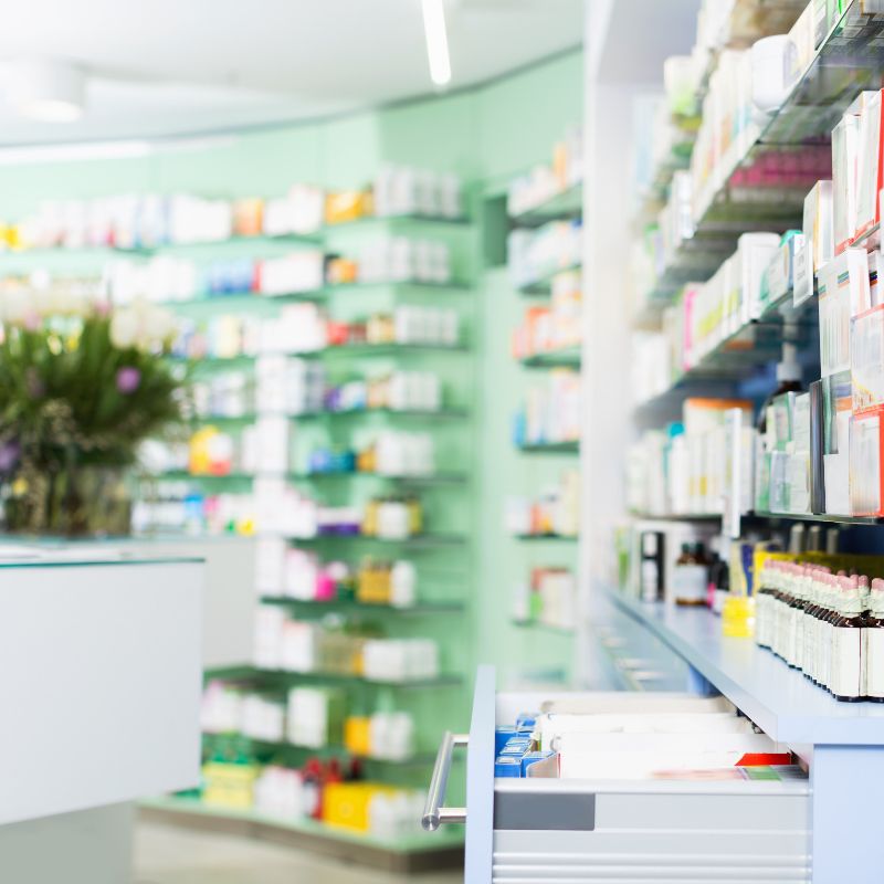 Estanteria de farmacia con medicinas variadas